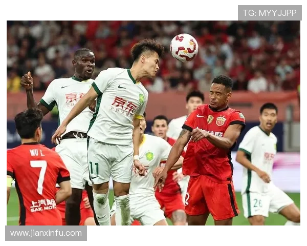 中超联赛焦点战：上海海港迎战北京国安，争夺季后赛席位激烈上演